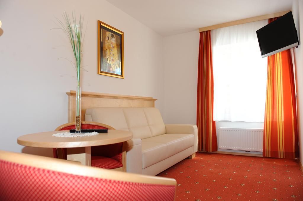 Schwanberg Hotel-Gasthof-Fleischerei - Zur Alten Post מראה חיצוני תמונה